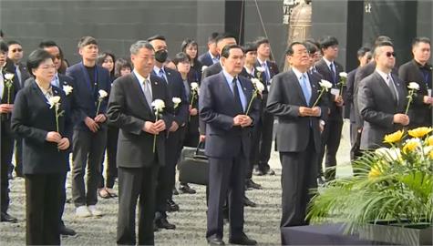 畫面曝光！馬英九參訪南京大屠殺紀念館　著深色西裝默哀獻花