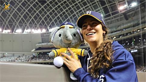 中職(影)／中信兄弟打擊教練莎菈轉戰女子棒球變身球員！ 百萬象迷留言祝福發展順利