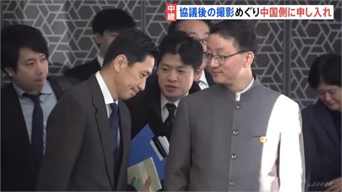 劉勁松插口袋輕蔑送客　網友惡搞P圖成小混混