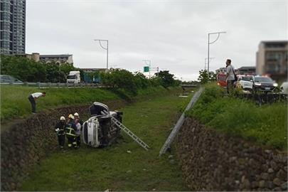 快新聞／怎麼回事？宜蘭70歲婦人駕車暴衝　墜落3米深河道受傷送醫