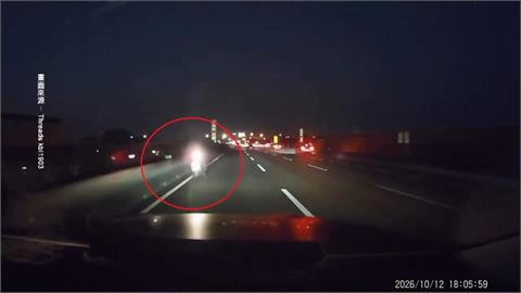 男子逆向騎上國道內側車道　搖搖晃晃！車輛險衝撞駕駛嚇壞