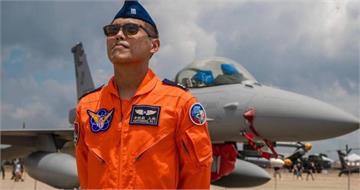 飛官辛柏毅仍失聯！空軍稱黑盒子深2500m　妻喊「太心疼」：沒放棄過