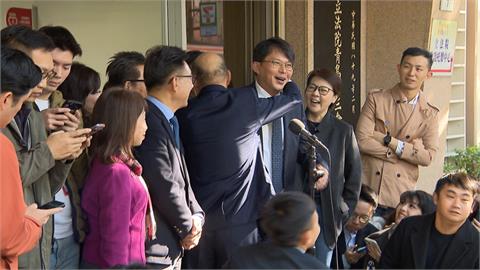 韓昌2人上演「愛的抱抱」　柯建銘酸：那一幕千古傳奇