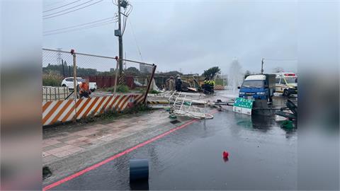 新北泰山聯結車失控衝撞！1行人死亡、2工地保全傷　消防栓也遭撞斷現噴泉