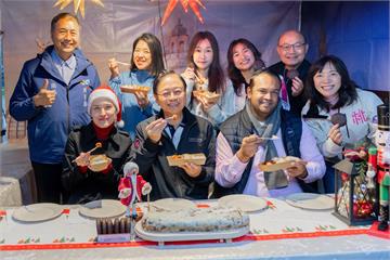 桃園舉辦「德國商品x聖誕市集」 張善政品嘗異國特色美食