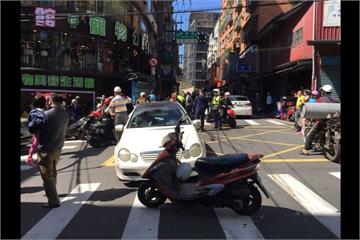 男狂撕別人家春聯 遭勸不滿開車撞人