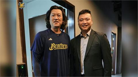 中職／凍齡男神看不出差20歲！鄧愷威與王建民留跨世代強投合影！網驚：根本像兄弟