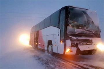 疑暴風雪路滑 冰島旅遊團翻覆車禍