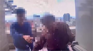 男大生曬衣遇強風受困頂樓　沒帶手機只好大喊「警察救我」