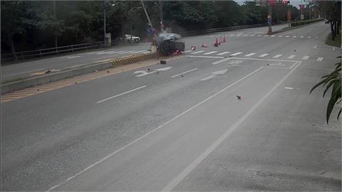 快新聞／撞瞬曝光！花蓮台9線小客車直衝分隔島　車內冒黑煙