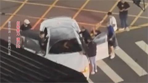 不滿轎車深夜炸街！男持滅火器狂噴驅離　反遭駕駛、同伴持球棒圍毆