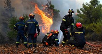 希臘野火延燒！2架救火直升機「空中相撞」釀2死　事故畫面曝光