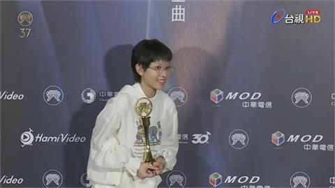 金曲37／新人獎陳嫺靜帽T造型引熱議　網笑：體會周杰倫出道時老一輩感覺