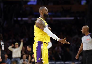 NBA(影)／湖人主場發威滅掉熱火　詹皇超暖心舉動讓小球迷破涕為笑