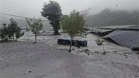 花蓮馬太鞍溪暴漲　泥流沖進明利村車漂.屋毀
