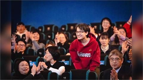 快新聞／第8刷看到哭！蘇巧慧包場《冠軍之路》　神秘大咖現身全場暴動