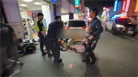 高雄鳳山車衝對向連撞13車釀8傷　肇事駕駛稱化療暈眩釀禍