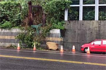 濱海公路北寧路  土石鬆動大石險砸車