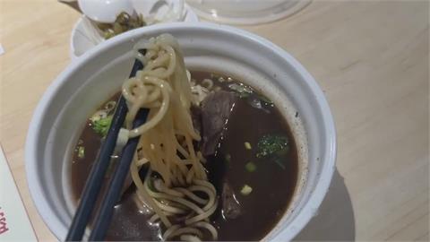 煮麵出餐全靠機器！高雄AI麵館開幕　7款牛肉、豬肉麵任你選　還有水餃和滷味