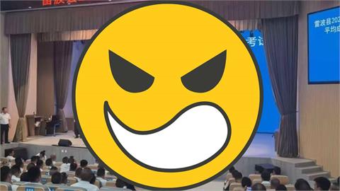 中國沒人權！老師被逼上台與「2大字」合照慘遭羞辱…網怒轟：文革批鬥嗎？