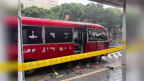 台北公園路巴士自燃陷火海　車內燒到焦黑僅剩骨架