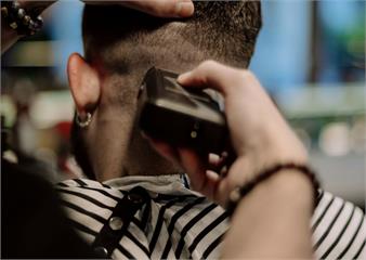 「紅斑、白屑、滲血」三大症狀纏身   乾癬男4年不敢剪髮