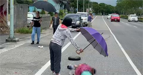 快新聞／暖心！ 女騎士烈日車禍被撞倒地　路人幫撐傘遮陽