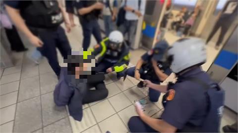 鄭捷翻版！40歲女持刀「隨機攻擊」　遭乘客壓制畫面曝光