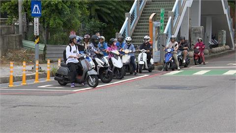 他PO文抱怨騎車「1標誌」找不到壓力山大！一票機車族同感喊：超級亂