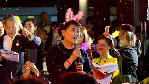 國北教大耶誕點燈祈福　聲樂家簡文秀獻唱「平安夜」