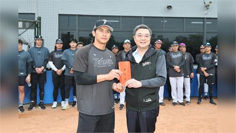 經典賽/為台灣隊英雄加油打氣!行政院長卓榮泰親赴高雄國訓中心贈加菜金20萬