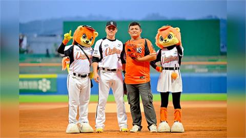 中職(影)／統一獅「台灣轟炸機」陳鏞基回台東退休！親哥哥開球、家人跳開場舞