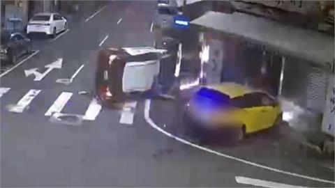 基隆警車追危險駕駛猛衝　行經路口遭小黃撞上釀3傷
