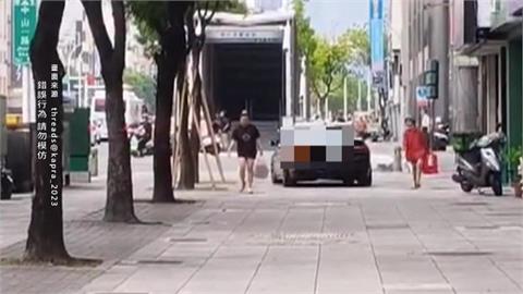扯！高雄汽車駕駛開上「人行道」　行人無奈如日常