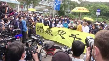 香港雨傘革命發起人陳健民刑滿出獄 佔中三子、百名支持者迎接