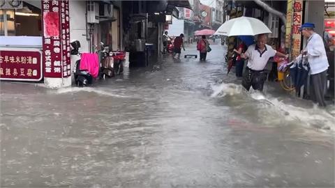 暴雨狂炸！淡水街道變「淡水河」誇張畫面　在地人驚：沒看過淹成這樣