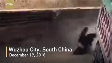 中國砂石車行駛中突翻覆 機車迎面來逃過一劫