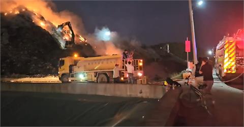快新聞／屏東掩埋場下午才傳火警、晚間又燒　環保局派怪手開挖避免復燃