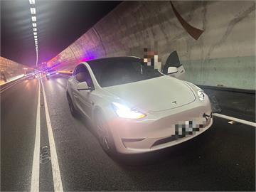 快新聞／疑恍神釀禍！　特斯拉雪隧內「撞牆」輪框噴飛驚險畫面曝光