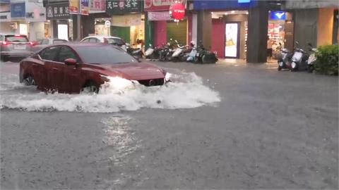 嘉義市豪雨狂炸！中山路水淹「半個輪胎高」　民眾冒雨牽車搶救