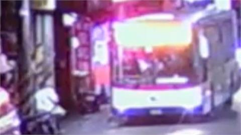你碰到我了！搭公車不滿「被碰到」　男將70歲翁踹下車