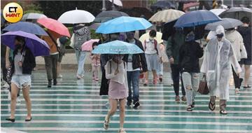 鋒面接近「今下半天起變天」　中部以北慎防豪雨、明氣溫轉涼
