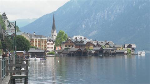 年湧百萬遊客居民受不了　奧地利「最美小鎮」架木板趕人
