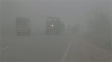 印度「濃霧夾雜空污」 民眾出門伸手不見五指