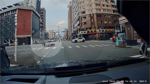 台中男子滑直排輪上路！　煞不住迎面撞左轉機車