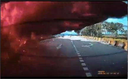快新聞／馬來西亞小飛機墜毀10人罹難　「火海吞噬整條路」駭人影片曝