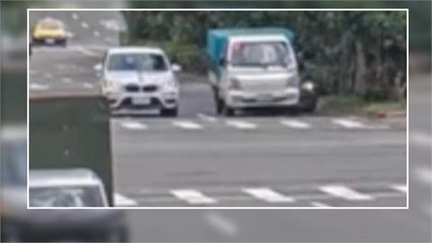火燒車！駕駛疑精神不濟追撞小貨車　引擎蓋凹陷引起大火