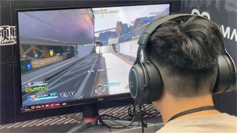 高雄電競大師盃總冠軍賽　陳其邁扮「APEX暗碼士」對決喊：比選舉還刺激