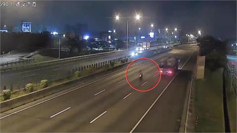 機車誤闖國道撞車！騎士離奇消失2小時後「全裸漫步」河中