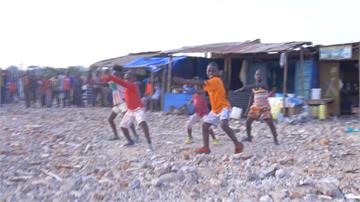 來自貧民窟的舞團 烏干達上百兒童「舞」出自信